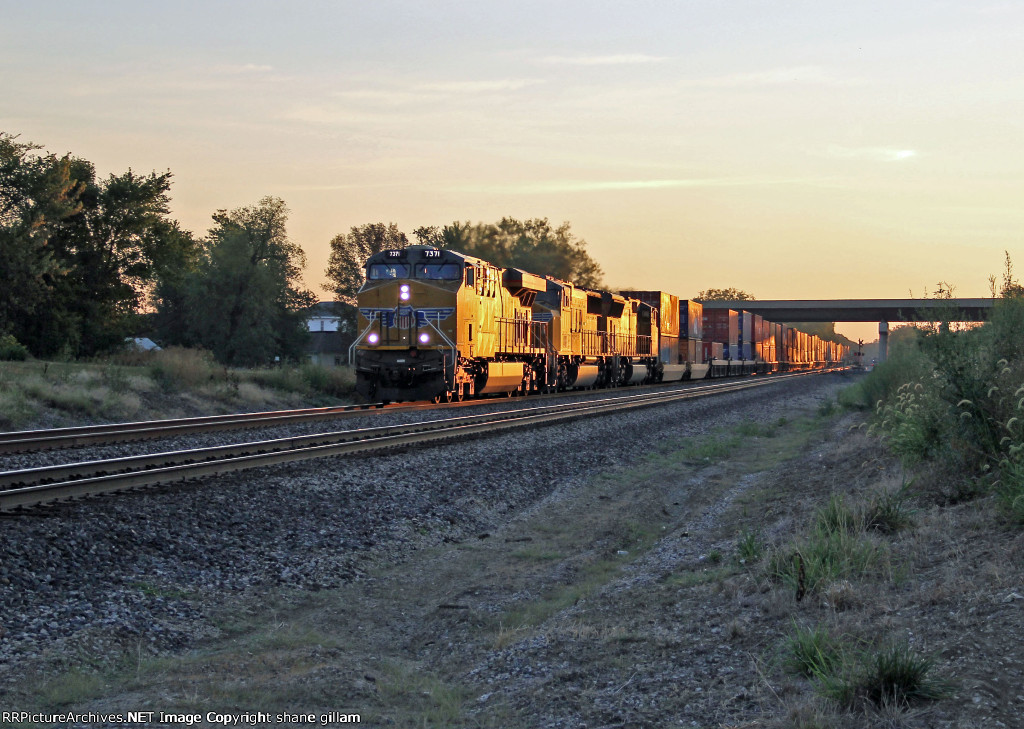 UP 7371 heads Wb with a stack train at first light.